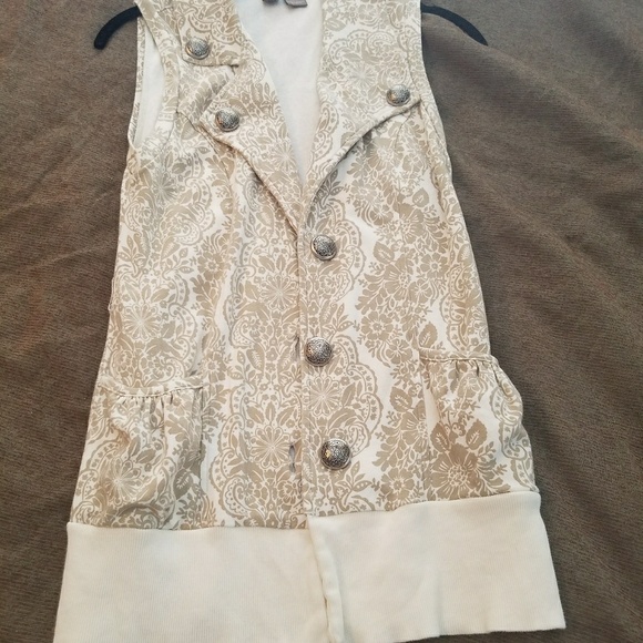 S Cream colored BKE Vest with floral pattern - Picture 4 of 4